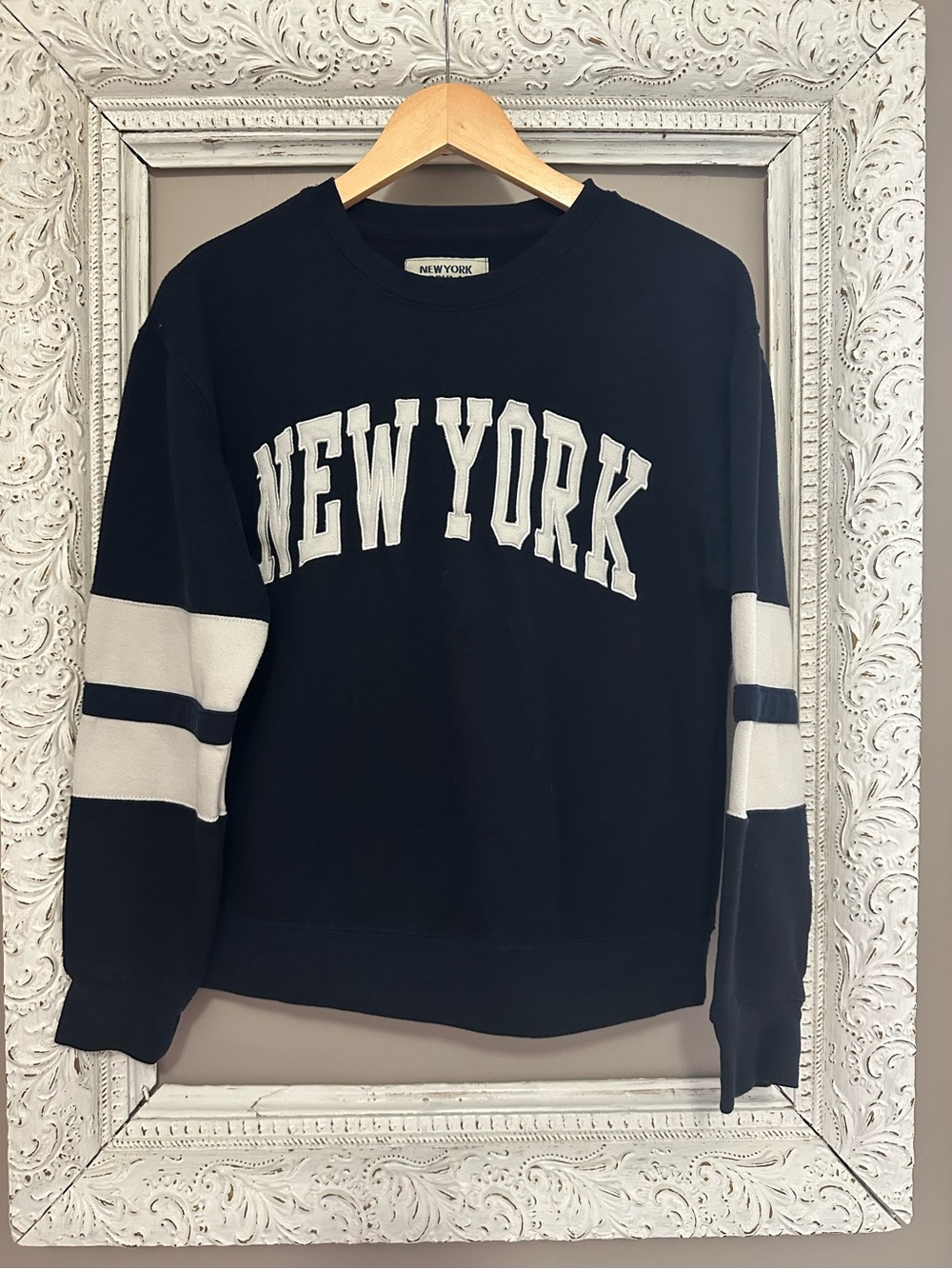 New York Popular Crewneck Sweater in Navy and White. Size S